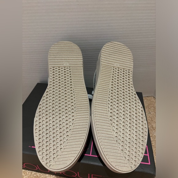 NWT Corky’s Metallic Silver sneaker size 8 - Picture 3 of 5